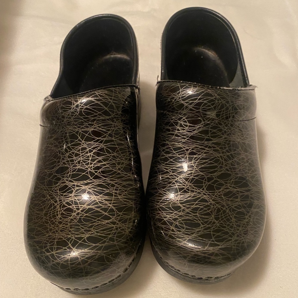Women’s Dansko Shoes/ size 8